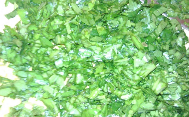 1. Этап. Салат с барбарисом: Кладем измельченную зелень.