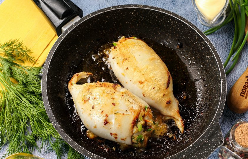 1. Этап. Кальмары фаршированные грибами на сковороде: В сковороде нагрейте растительное масло, выложите фаршированные тушки кальмаров и жарьте со всех сторон до подрумянивания (по 1-2 минуты с каждой стороны). На стол можно подать, сбрызнув лимонным соком и украсив зеленью.