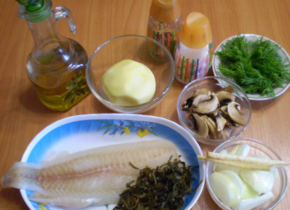 1. Этап. Суп рыбный с грибами: 1. Приготовим продукты. Режем лук и грибы, очищаем картофель.