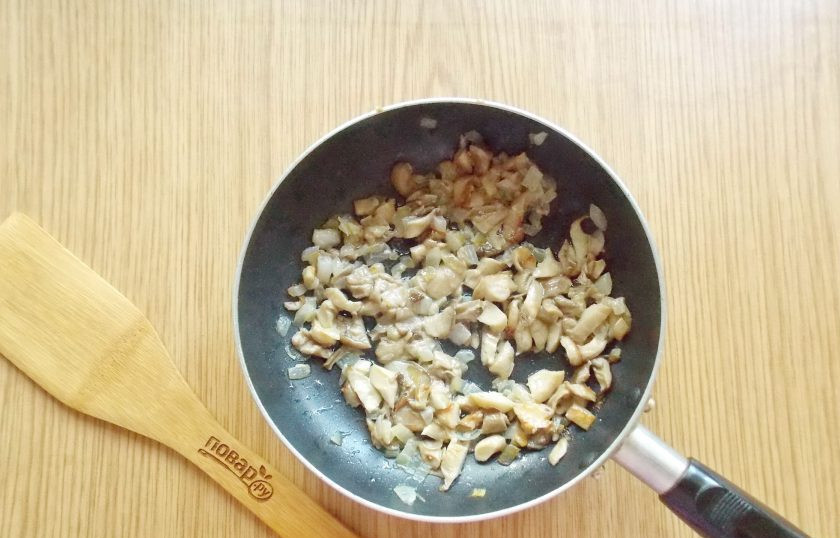 1. Этап. Гнезда с грибами в духовке: Перемешайте лук, грибы и сливки. Посолите по вкусу.