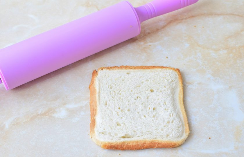 1. Этап. Рулеты с беконом: Каждый ломтик тостового хлеба раскатайте скалкой, чтобы он стал тоненький.