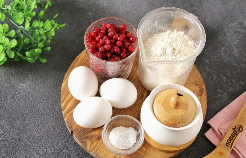 1. Этап. Шарлотка с брусникой: Подготовьте все ингредиенты.