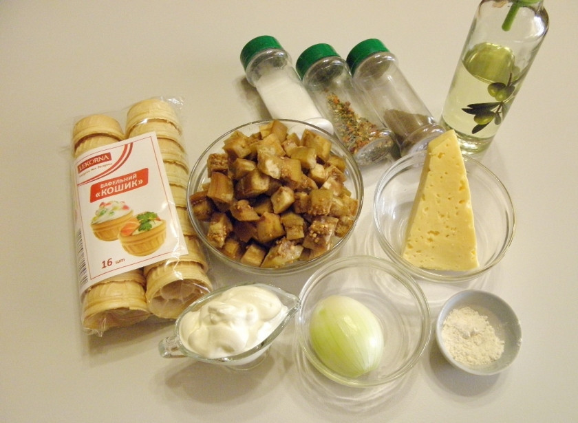 1. Этап. Жульен в тарталетках: Приготовьте продукты для жульена. У баклажана снимите кожуру, порежьте его небольшими кубиками. Можно использовать замороженный баклажан (уже порезанный), размораживать такой не нужно.