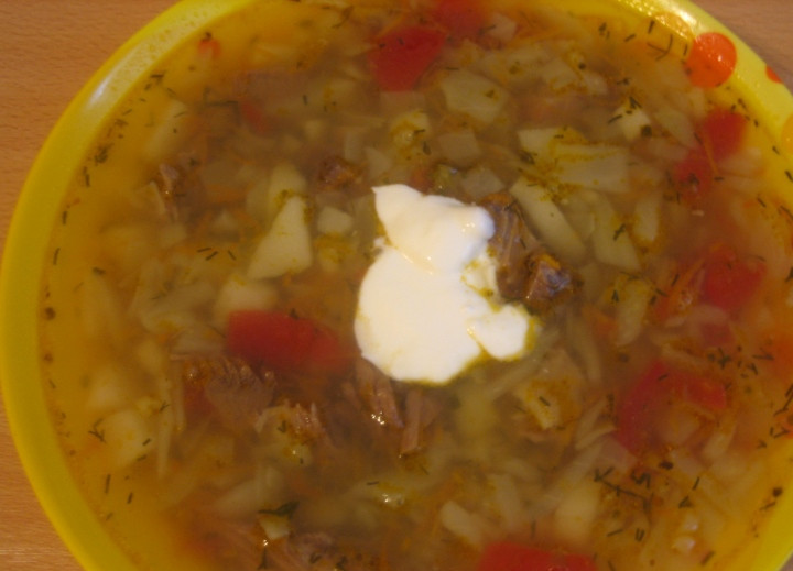 1. Этап. Щи с говядиной: После этого разливаем суп по тарелочкам и подаем его со сметанкой к столу. Приятного вам аппетита!