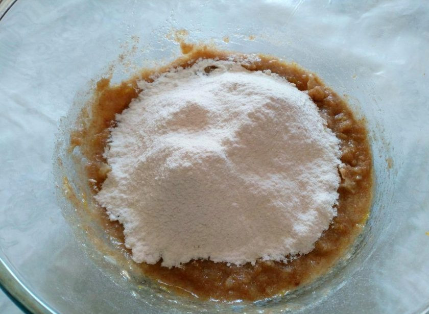 1. Этап. Лимонный крамбл с ягодами: Частями введите в массу белую муку, одновременно просеивая её и следя за консистенцией теста.