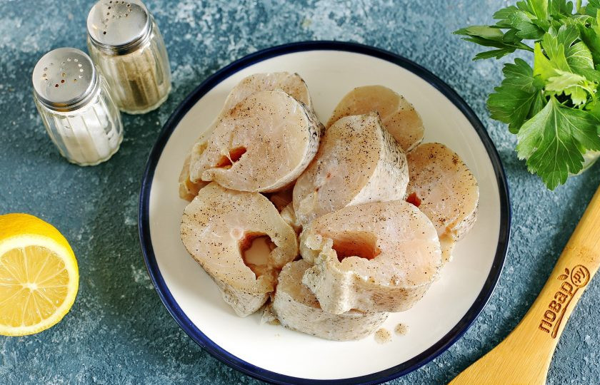 1. Этап. Щука по-польски: Рыбу посолите, поперчите, полейте соком лимона и оставьте на 10-15 минут.