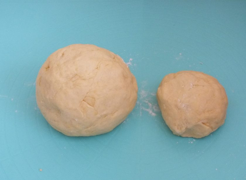 1. Этап. Торт Любава: Тесто разделите на две неравные части. Каждую чать, поделите еще на три части. В итоге должно получиться 6 шариков: 3 больших и 3 маленьких.