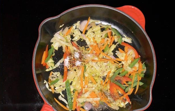 1. Этап. Бутерброды на шпажках: 6. Посолите и поперчите все, перемешайте и обжарьте до готовности.