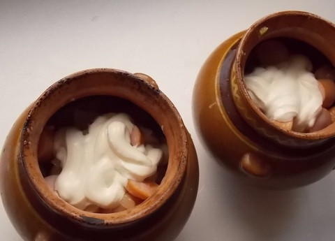 1. Этап. Картошка с сосисками в горшочках: 6. Затем положите немного сметаны сверху.