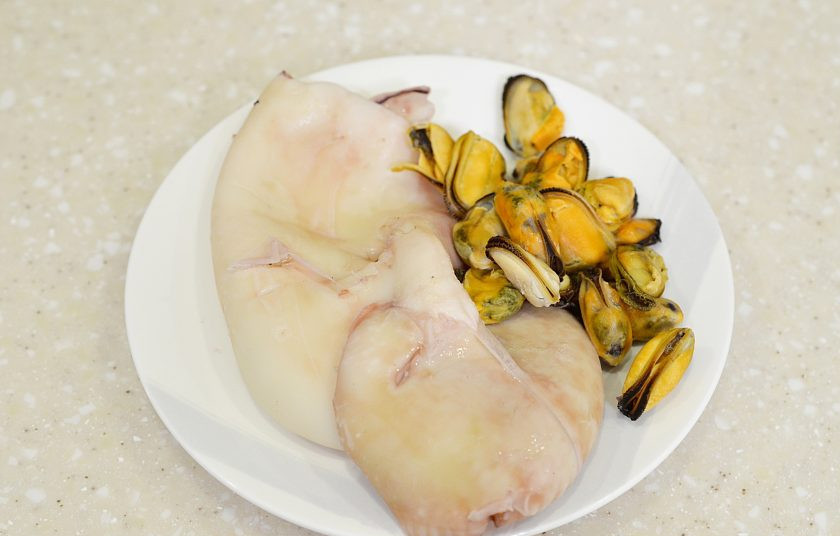 1. Этап. Салат из кальмаров и мидий: Кальмар и мидии отварите 2 минуты в кипящей воде.