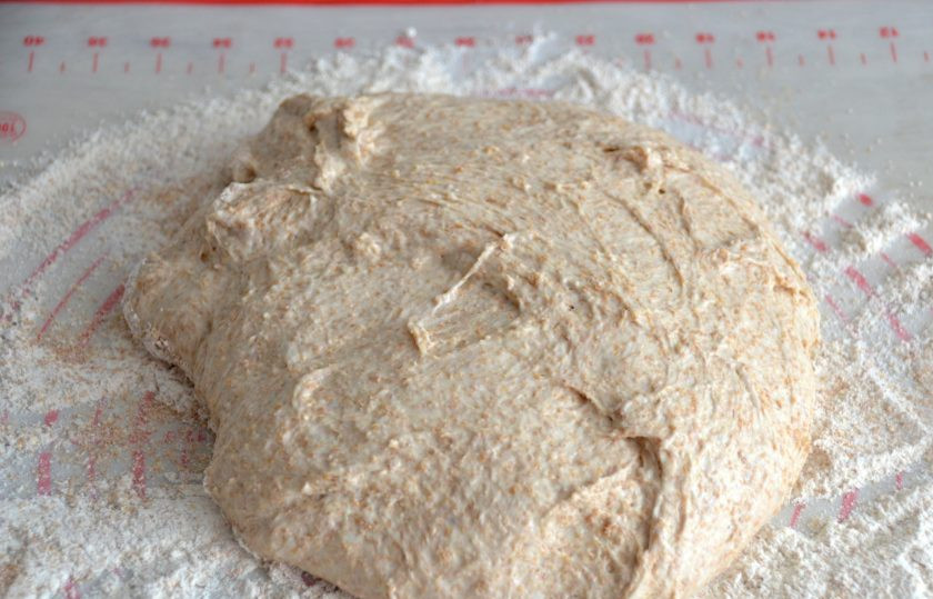 1. Этап. Хлеб Докторский: Присыпьте рабочую поверхность стола смесью муки и отрубей, выложите тесто.