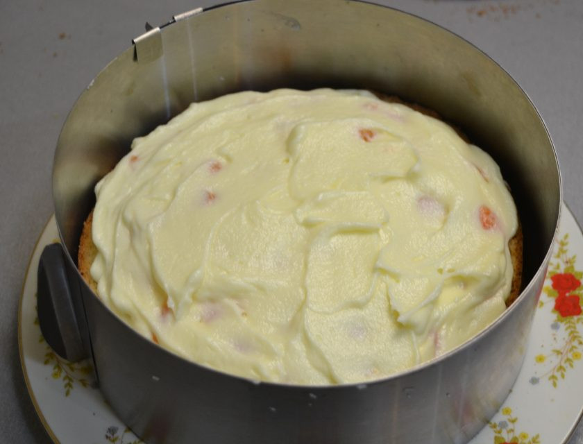 1. Этап. Мандариновый торт на Новый год: Выложите снова в последовательности: крем, мандарины, крем.