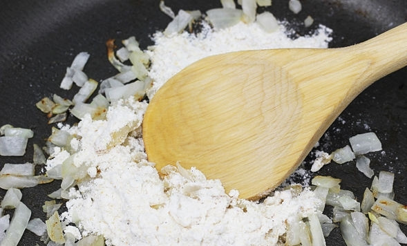 1. Этап. Салат из картофеля без майонеза: К луку добавить муку, сахар,соль, семена сельдерея, горчицу и перец.