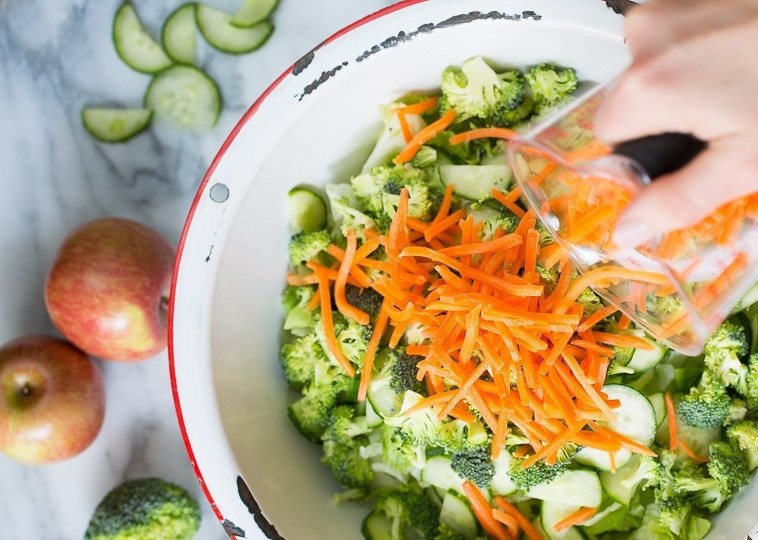 1. Этап. Салат из свежей капусты с яблоком: 2. Брокколи мою и разделяю на маленькие соцветия, добавляю в миску. Морковь очищаю и натираю на крупной терке.