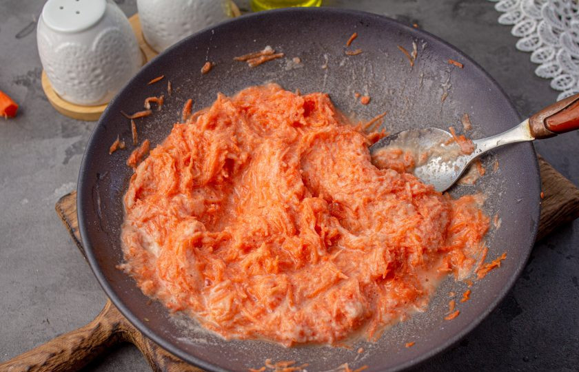 1. Этап. Оладьи из моркови Морковники: Перемешайте хорошо тесто.