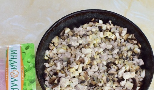 1. Этап. Закуска в тарталетках с индейкой: Следом добавьте мелко нарезанные шампиньоны. По вкусу посыпьте солью и специями. Готовьте под крышкой 15-20 минут. Периодически помешивайте, чтобы ничего не подгорело. Грибы уменьшатся в размере.