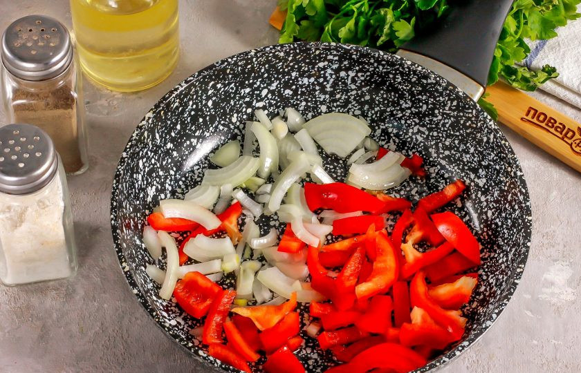 1. Этап. ПП шакшука: Очистите луковицу от шелухи и промойте в воде. Срежьте с болгарского перца крышечку и удалите семена внутри. Промойте. Нарежьте лук полукольцами, а болгарский перец — ломтиками или лентами. Прогрейте в сковороде растительное масло и обжарьте в нем обе нарезки примерно 3-4 минуты.