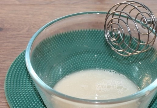 1. Этап. Булочки-птички Жаворонки: 4. Приготовим опару. В небольшой миске соедините дрожжи (0,5 ч. л.), 1 ч. л. сахара (от общего количества) и 50 мл теплой воды. Перемешайте и оставьте на 15 минут для активации дрожжей. На поверхности должна появиться пенная 