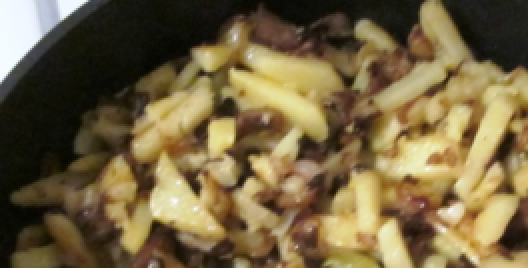 1. Этап. Жареная картошка с замороженными грибами: А вот теперь добавляем обжаренные грибы, солим, перемешиваем и жарим еще минут 5. Наша жареная картошка с замороженными грибами! Подаем на стол и приятного аппетита!