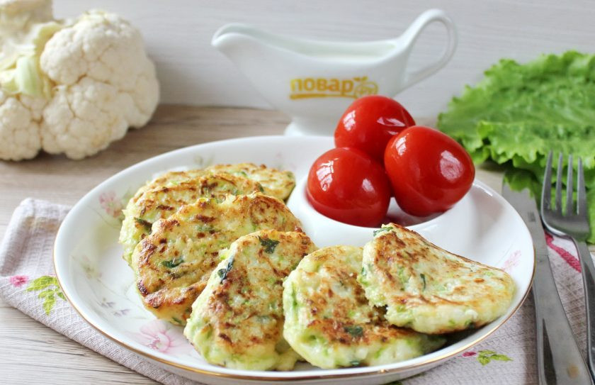 1. Этап. Котлеты из кабачка и цветной капусты: Готовые котлеты из кабачка и цветной капусты подавайте к столу в горячем виде.