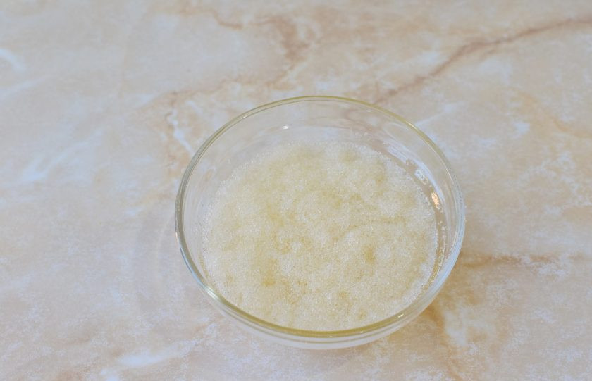 1. Этап. Малиновый муссовый торт: Для приготовления мусса замочите в воде желатин. Дайте ему минут 20 для набухания.