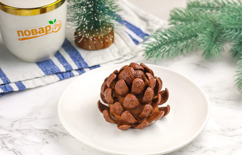 1. Этап. Торт Змейка на Новый год: Далее опускаясь вниз, втыкайте хлопья между пустыми отверстиями верхних рядов. Хлопьев будет становиться больше, они будут раскрываться снизу. У вас получится красочная и съедобная шоколадная шишка. Причем размер и форма конусов не так важна, он все равно будет скрыт хлопьями.