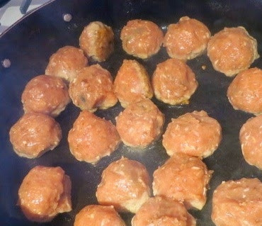 1. Этап. Фрикадельки с сюрпризом: 3. На сковороде разогрейте немного масла и обжарьте их на среднем огне.