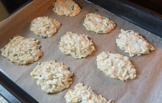 1. Этап. Капустные оладьи в духовке: 6. Противень застелить пергаментом для выпечки, смазав его немного растительным маслом (капустные оладьи в духовке в домашних условиях могут пристать к сухому пергаменту). Выложить ложкой тесто и отправить в разогретую духовку противень примерно на 15 минут.