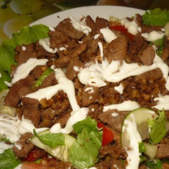 Салат из говядины с помидорами