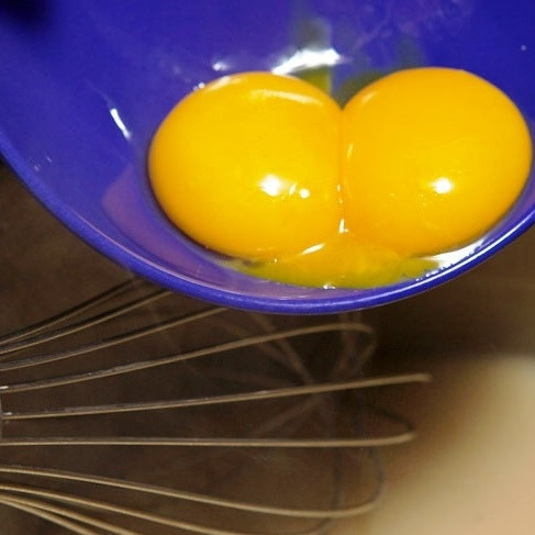 1. Этап. Гарнир из цветной капусты: Отделяем белки от желтков, желтки добавляем в соус. Взбиваем все вместе венчиком.