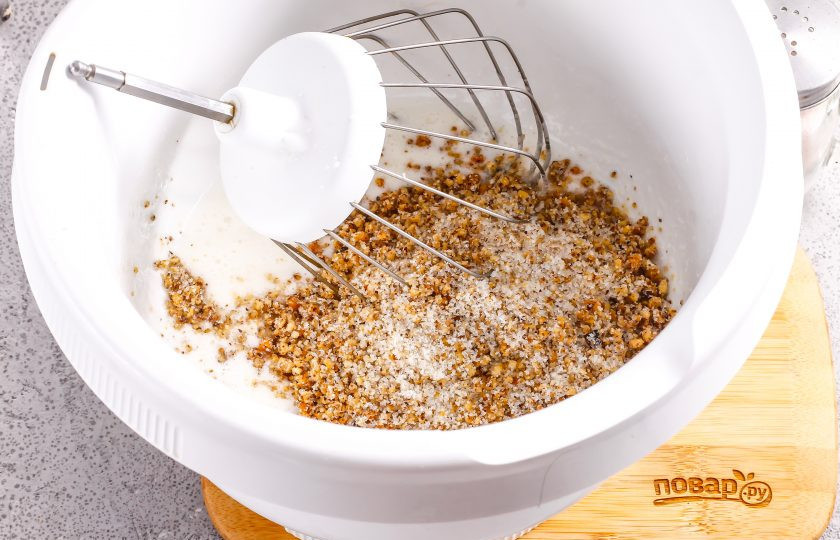 1. Этап. Ореховое печенье без муки: Взбейте белки в течение 3-4 минут в пышную пену на самой высокой скорости техники. Затем влейте лимонный сок и взбейте еще 1 минуту. Всыпьте в чашу ореховую крошку и аккуратно перемешайте все примерно 1 минуту на низкой скорости.