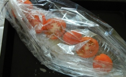 1. Этап. Фаршированный амур: Рыбу натрите солью и перцем, нафаршируйте начинкой со сковороды. Положите амура в рукав для запекания на противень. Сбрызните рыбу соком лимона, а сверху уложите кусочки помидора.