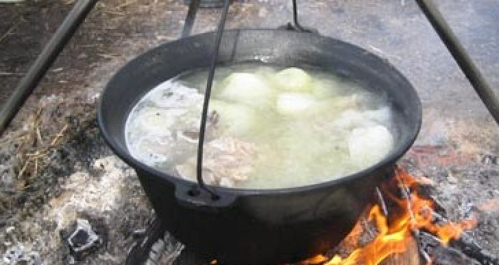 1. Этап. Бухлер из говядины: Варите бухлер 40 минут на небольшом огне, нам нужно слабое кипение.