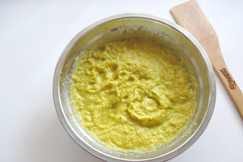 1. Этап. Икра из кабачков по ГОСТу: Взбейте миксером тушеные кабачки, морковь и лук.