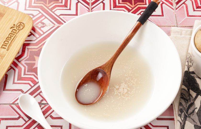 1. Этап. Ютаза: В глубокой миске соедините тёплую воду, сахар и дрожжи. Оставьте на 10 минут.