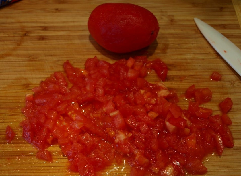 1. Этап. Венгерская уха: Помидоры ошпариваем кипятком и снимаем с них кожицу, а затем нарезаем на кубики.