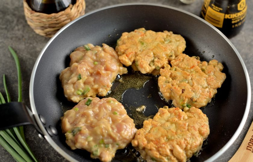 1. Этап. Котлеты по-китайски: Разогрейте в сковороде немного растительного масла, выкладывайте в него по полной столовой ложке с горкой куриный фарш и жарьте на умеренном огне минуты по 2-3 с каждой стороны.