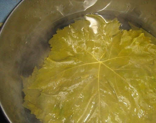 1. Этап. Долма азербайджанская: 1. Возьмите молодые виноградные листья размером с ладонь женщины, залейте кипятком. Слейте через 5-7 минут.