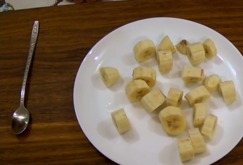 1. Этап. Легкое банановое мороженое: 1. Бананы очистите от кожуры, нарежьте небольшими кусочками и заморозьте в течение двух часов в морозилке.