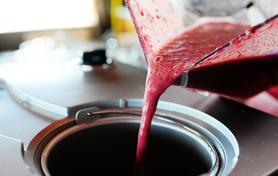 1. Этап. Вишневый щербет в мороженице: 7. Отправьте готовую основу в мороженицу.