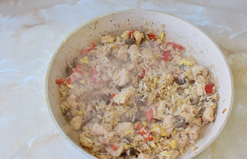 1. Этап. Тепаньяки с курицей: Прогрейте все на огне еще 2-3 минуты и снимите с огня.