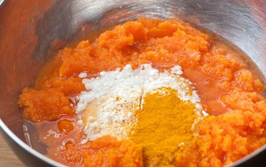 1. Этап. Оладьи из тыквы с сыром: Размякшую тыкву при помощи блендера измельчаем до консистенции пюре. Добавляем к тыквенному пюре яйца, молоко, куркуму и соль. Перемешиваем хорошенько.