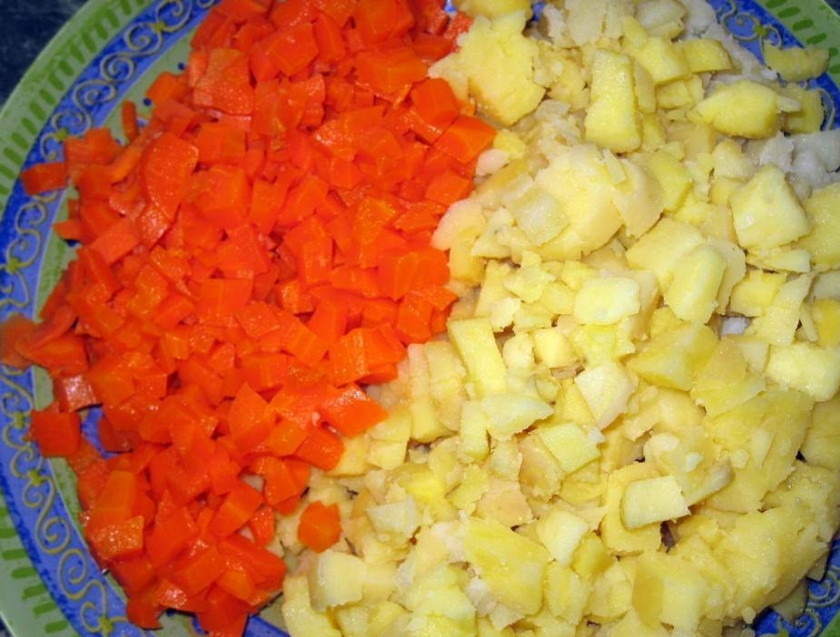 1. Этап. Салат Оливье с кукурузой: Отваренный в мундирах картофель и морковь очищаем. Нарезаем кубиками.