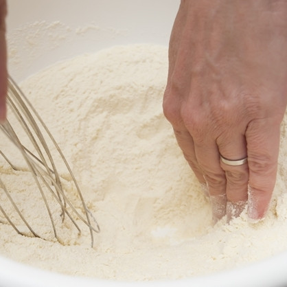 1. Этап. Равиоли с сыром: 2. В центре сыпучей смеси сделайте ямку.