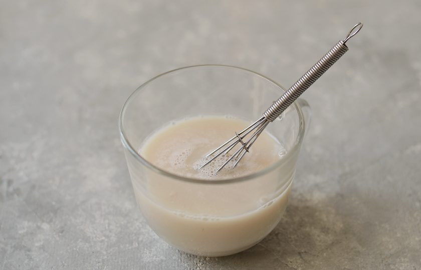 1. Этап. Злаковый хлеб в духовке: Растворите дрожжи в теплой воде с сахаром. Уберите в теплое место подняться на 7-10 минут.