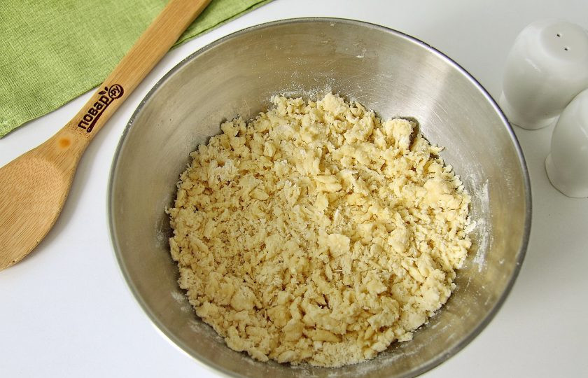 1. Этап. Корниш пасти: Муку соедините с теплым маслом и перемешайте до образования крошек.