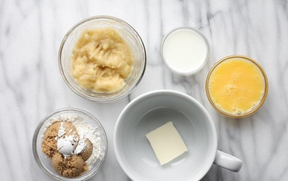 1. Этап. Банановый хлеб в кружке: Мягкий банан разотрите вилкой. Муку соедините с сахаром.