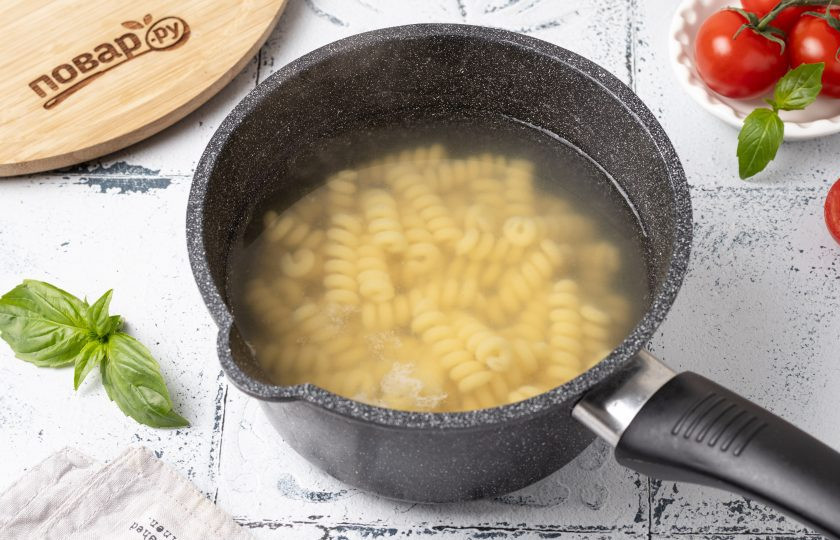 1. Этап. Салат Примавера: Макароны отварите до состояния аль денте в кипящей подсоленной воде. Затем слейте воду, промойте макароны в холодной воде и откиньте на сито, чтобы стекла лишняя жидкость.