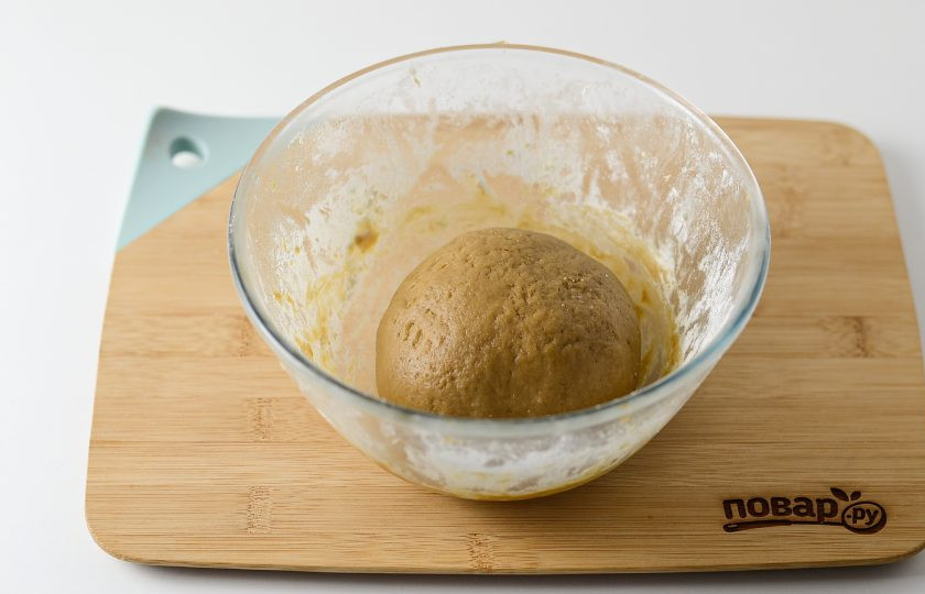 1. Этап. Вегетарианский медовик: Заместите однородное тесто, накройте его пищевой пленкой и оставьте на полчаса.