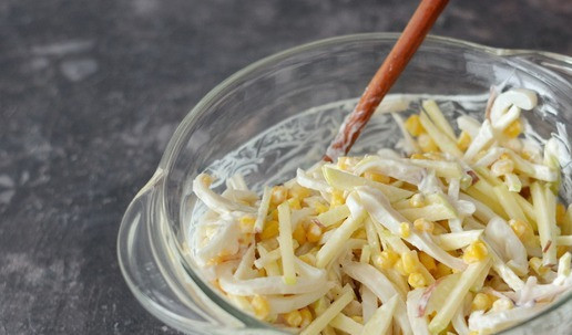 1. Этап. Салат с кальмарами, яблоком и кукурузой: Заправьте салат майонезом и сразу же подавайте к столу.